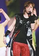 Kanjani Eight / Tadayoshi Okura / Live Photo / Above Knee / Costume Black / Red Pants / Left Hand Microphone / Back Person / No Frame / Christmas Party Limited Official Official photo