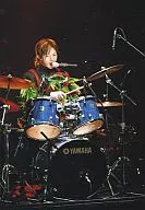 Kanjani Eight / Tadayoshi Okura / Live Photo / Costume Black / Red / Drum / Both Hands Drum Stick / Microphone Stand / No Frame / Christmas Party Limited Official Official photo