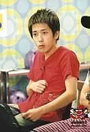 Arashi / Kazuya Ninomiya / Knee-up / Sitting / T-shirt red / Johnny's Film Festa 2006 / Official Official photo