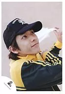 Arashi / Kazuya Ninomiya / Bust-up, jersey yellow, green, cap black, top right from the eye / Official Official photo