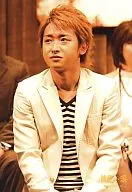 Arashi / Satoshi Ohno / Upper body / Jacket white / Inner black and white stripe / Eye point left / Background brown / Yellow tears / Official Official photo