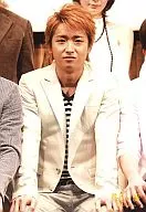 Arashi / Satoshi Ohno / Sitting / Knee-Top / Jacket White / Inner Black and White Stripes / Yellow Tears / Official Official photo