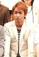 Arashi / Satoshi Ohno / Upper body / Jacket white / Inner black and white stripe / Eye left / Yellow tears / Official Official photo