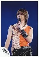 KinKi Kids / Koichi Domoto / Live Photo / Upper Body / Costume Orange Pink / Left Hand Microphone / Eye View Left / Background Blue / Official Official photo