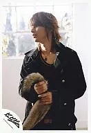 KinKi Kids/堂本光一/膝上・衣装黒・両手マフラー・目線左・背景白/公式生写真