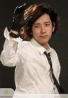 Arashi / Kazuya Ninomiya / Upper body / Shirt White / Tie Black / Right Hand Raised / Background Black / Johnny's web / Official Official photo