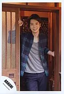 Arashi / Matsujun / Above-the-Knee / Blue Check Jacket / Gray Innerwear / Purple Pants / Double-Hand Sliding Door / Entrance / Official Official photo