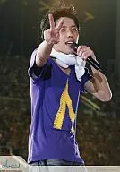 Arashi / Kazuya Ninomiya / Live photo / upper body / purple shirt / left hand microphone / right hand piece / white towel wrapped around neck / Johnny's web / official Official photo