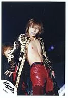 Kinki Kids / Koichi Domoto / Live Photo / Above the Knees / Costume Black / Gold / Pants Red / Background Black / Earphones / Microphone / Official Official photo