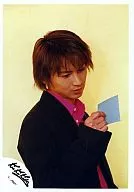 Kinki Kids / Koichi Domoto / Bust up / Costume black / Inner pink shirt / Right-hand paper / Official Official photo