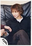 Kinki Kids / Koichi Domoto / Sofa sitting / Shirt black / Pair of legs / Eye-point left / Official Official photo