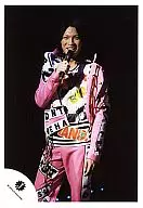 Kis-My-Ft2 / Takashi Nikaido / Live Photo / Above the Knee / Costume / Pink / Background / Black / Right hand microphone / Smile / Official Official photo