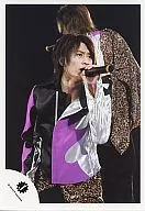 Kis-My-Ft2 / toshiya Miyata / Live Photo / Upper Body / Costume Purple Black / Left Hand Microphone / Eye Point Right / Official Official photo