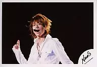 NEWS / Keiichiro Koyama / Live photo ・ Bust up ・ Costume white ・ Background black ・ Mouth opening / Official Official photo