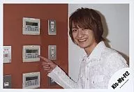 Kis-My-Ft2 / toshiya Miyata / Horizontal ・ Bust up ・ Costume ・ White ・ Right hand button pointing ・ Wall ・ Red ・ White ・ Smile ・ Camera line / Official Official photo