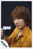 Kis-My-Ft2 / toshiya Miyata / Bust up / Costume orange / Right hand cup / Body facing left / Camera view / Official Official photo