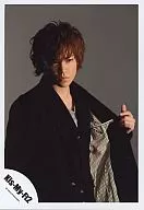 Kis-My-Ft2 / Kento Senga / Upper Body / Black Jacket / Left Hand Jacket / Gray Inner / Gray Background / Lower Right Eye / Official Official photo