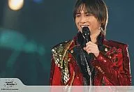 KinKi Kids / Koichi Domoto / Live photo, horizontal, red costume, left hand microphone, smile, green background / Johnny's web