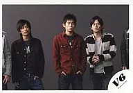 V6/岡田・森田・三宅(3人)/横型・膝上・センター三宅・背景グレー・三宅赤いジャケット/公式生写真