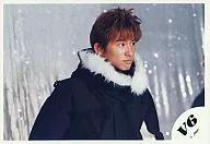 V6 / Ken Miyake / Horizontal ・ Costume Black ・ Fur ・ Right Facing ・ Background Silver / Official Official photo