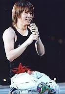 NEWS/増田貴久/タンクトップ黒・マイク・正座・背景黒・ライブフォト/公式生写真