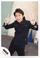 嵐/大野智/膝上・衣装黒・両手ピース・笑顔・背景工場/公式生写真