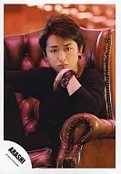 Arashi / Satoshi Ohno / Upper body / Costume black / Left hand chin / Camera eye view / Official Official photo