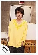 Arashi / Kazuya Ninomiya / Above-the-knee ・ Costume ・ Yellow ・ Pocket with both hands ・ Camera eyes ・ Background and door / Official Official photo