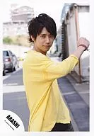 Arashi / Kazuya Ninomiya / Upper Body / Costume Yellow / Right Hand Goo / Camera Eye View / Background Townscape / Official Official photo