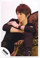 Arashi / Masaki Aiba / Knee-high / Costume black / Sofa seated / Both hands folded / Left facing / Background white / Official Official photo