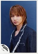 Kinki Kids / Koichi Domoto / Bust up / Costume dark blue / Background blue / Body obliquely facing left / Camera line of sight / Official Official photo