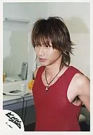 Kinki Kids / Koichi Domoto / Upper body / Tank top red / Background inside / Eye view left / Both hands behind / Official Official photo