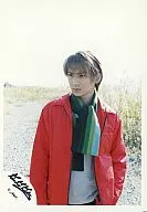 Kinki Kids / Koichi Domoto / Upper body / Costume red grey / Scarf green / Background outdoors / Eye-point left / Official Official photo