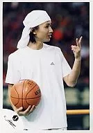 Kinki Kids / Koichi Domoto / Upper Body / White Shirt / Towel Head / Right Hand Basketball / Left Hand Piece / Official Official photo