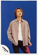 Kinki Kids / Koichi Domoto / Above-the-knee ・ Costume Beige White ・ Pants Red Black ・ Background Blue ・ "J-Friends" Logo / Official Official photo