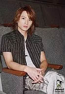 Kinki Kids / Koichi Domoto / Knee-Up / Sitting / Costume black grey / Background grey / Combination of both hands Johnny's Film Festa 2005 / Official Official photo