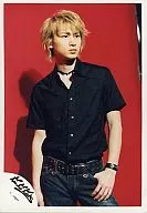 Kinki Kids / Koichi Domoto / Above-the-knee ・ Costume black ・ Background red ・ Left hand pocket ・ Eye right / Official Official photo