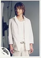 Kinki Kids / Koichi Domoto / Above-the-knee ・ Costume white ・ Background gray ・ Gaze left / Official Official photo