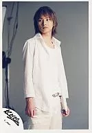 Kinki Kids / Koichi Domoto / Above-the-knee ・ Costume white ・ Background gray ・ Body facing right ・ Gaze left / Official Official photo