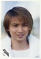 Kinki Kids / Koichi Domoto / Bust up ・ Costume white ・ Background outside ・ Diagonally above your eyes / Official Official photo