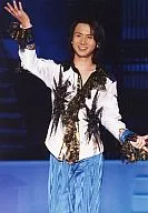 Kinki Kids / Koichi Domoto / Live Photo / Above Knees / Costume White Kuromizu Color / Both Hands Spread / Left Hand Microphone / Smile / Official Official photo