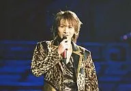 Kinki Kids / Koichi Domoto / Live Photo / Upper Body / Horizontal / Costume Black Gold Leopard Pattern / Right Hand Microphone / View Left / Official Official photo