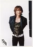 Kinki Kids / Koichi Domoto / Above the knees / Costume blue gold black / Both hands behind / Background white / Official Official photo