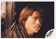 Kinki Kids / Koichi Domoto / Horizontal ・ Face Up ・ Costume Black ・ Background Black / Official Official photo