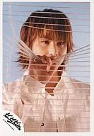 Kinki Kids / Koichi Domoto / Bust up ・ Costume white ・ Right hand blind grasp ・ Background white / Official Official photo