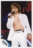 Kinki Kids / Koichi Domoto / Live Photo / Above Knee / Costume White / Right Hand Microphone / Background Black / Red, LCD / Official Official photo