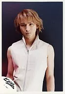 Kinki Kids / Koichi Domoto / Waist ・ Costume ・ Sleeveless White ・ Background ・ Black gray / Official Official photo