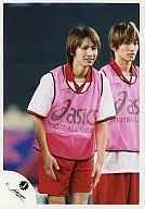 Johnnys / Ken Miyake / Koichi Domoto / Above-knee / Costume pink red and white / Background black, Outdoor / Official Official photo