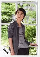 岚/大野智/膝上・服装灰色、黑色・视线左上・背景绿色・窗框・/官方生写真