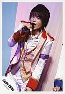 Sexy Zone/菊池風磨/ライブフォト・膝上・衣装白.赤.金・右手マイク・カーテンピンク/公式生写真